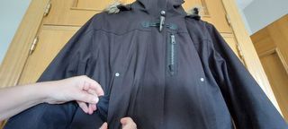 Abrigo doble negro con capucha