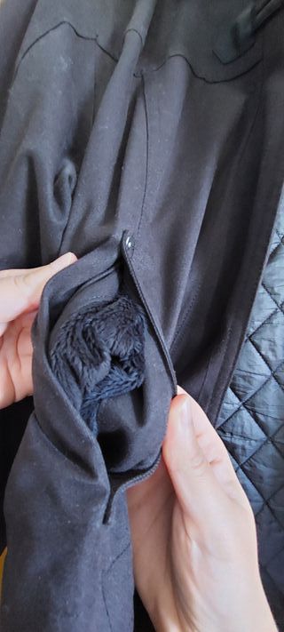 Abrigo doble negro con capucha