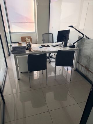 Tavolo da ufficio grigio e bianco