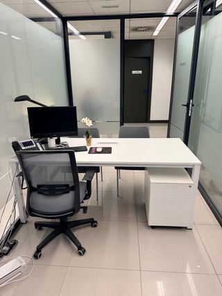 Tavolo da ufficio grigio e bianco