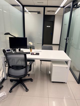 Tavolo da ufficio grigio e bianco