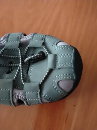 Sandalias de montaña grises y moradas