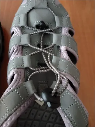 Sandalias de montaña grises y moradas