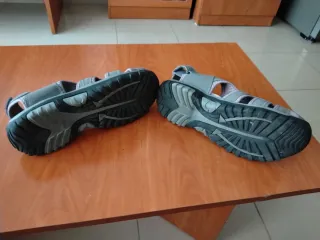 Sandalias de montaña grises y moradas