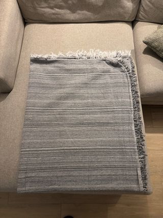 Manta de sofá gris y blanco