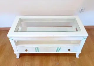 Mesa de salón blanca con tapa de cristal