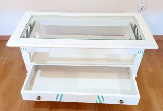 Mesa de salón blanca con tapa de cristal
