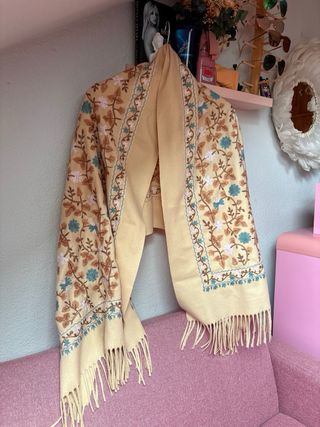 Bufanda beige bordada flores