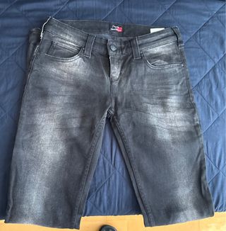 Jeans Armani, colaboración con Rihanna.Gris Lavado