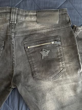 Jeans Armani, colaboración con Rihanna.Gris Lavado