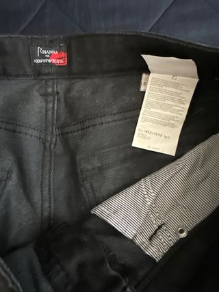 Jeans Armani, colaboración con Rihanna.Gris Lavado