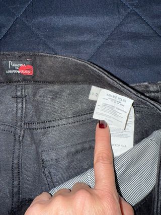 Jeans Armani, colaboración con Rihanna.Gris Lavado