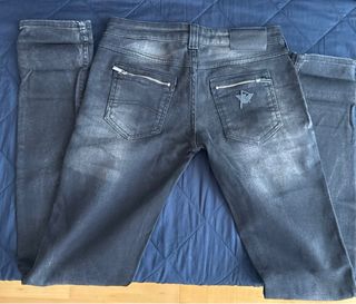 Jeans Armani, colaboración con Rihanna.Gris Lavado