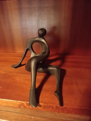 Figura decorativa mujer abstracta Bodrul Khalique