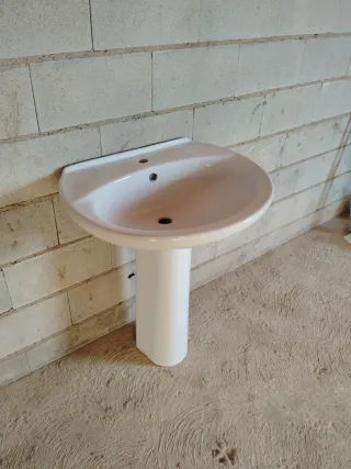 Lavabo con pie de porcelana