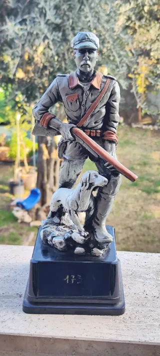 Statua cacciatore con fucile e cane