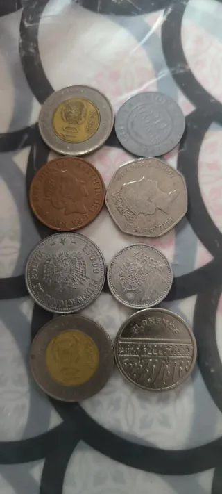 3 Billetes de 1 Dólar USA  y monedas