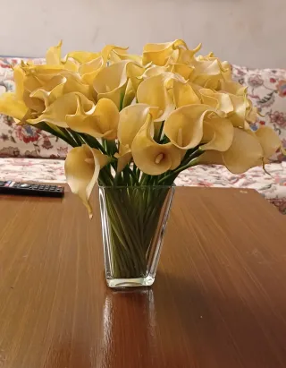 Vaso di vetro con fiori gialli