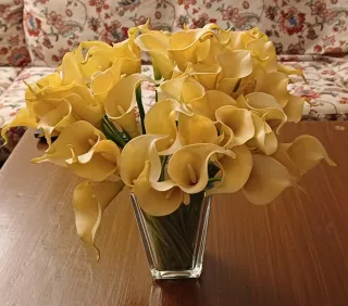 Vaso di vetro con fiori gialli