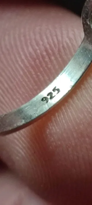 Anillo ajustable de plata y amatistas.