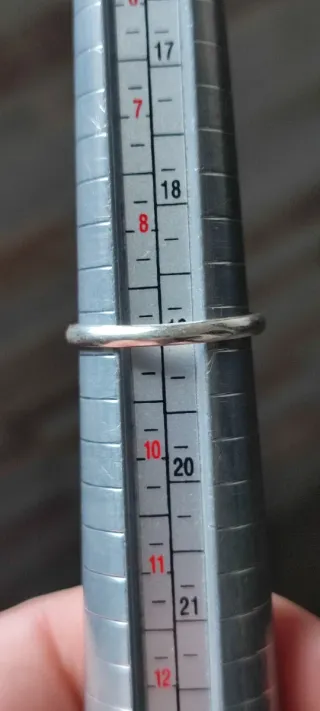 Anillo ajustable de plata y amatistas.