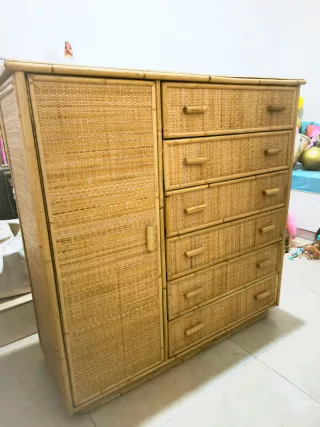 urge vender Mueble de mimbre con armario y cajones