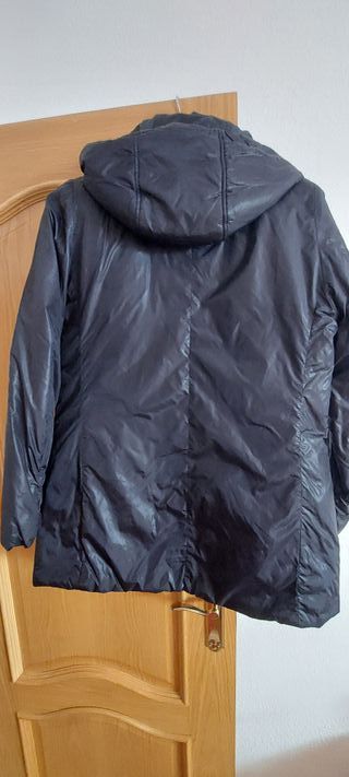 Abrigo largo negro con capucha