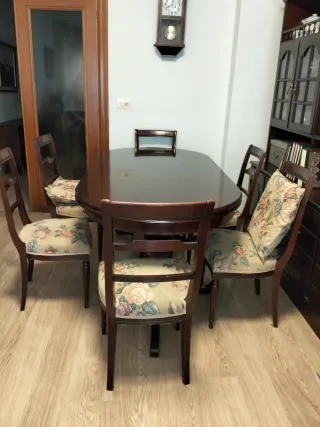 Mesa de comedor de madera y 6 sillas tapizadas