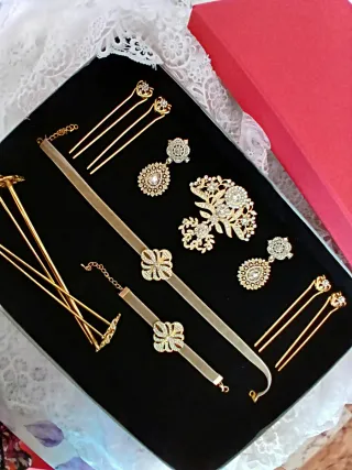 Aderezo de oro y plata con pedrería