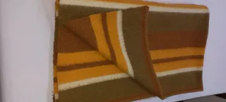 Manta a rayas marrón y amarilla