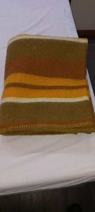 Manta a rayas marrón y amarilla