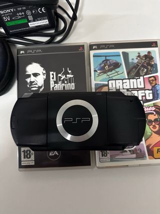 PSP Sony con 2 juegos, cargador y funda