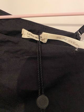 camiseta negro asimétrico con etiqueta