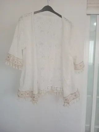 Blusa de encaje blanca con detalles dorados
