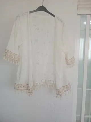 Blusa de encaje blanca con detalles dorados