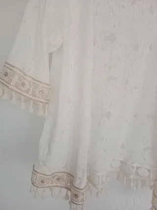 Blusa de encaje blanca con detalles dorados