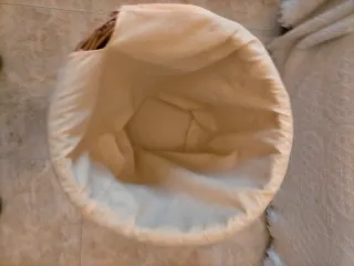 Cesto de mimbre forrado beige y marrón