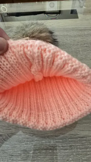 Gorro UGG rosa con pompón