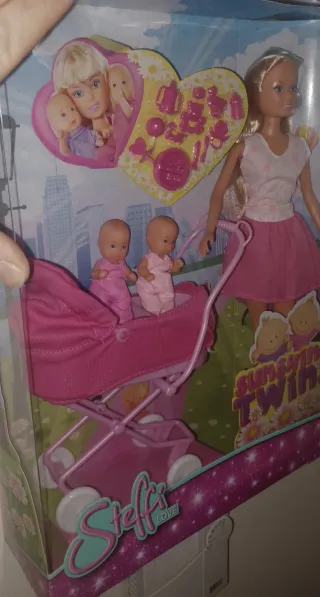Muñeca tipo Barbie con 2 bebés y carrito