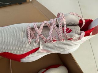 Zapatillas Adidas Blancas y Rojas