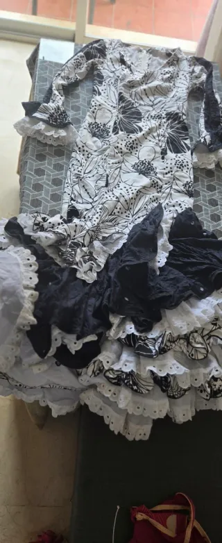 Traje de flamenca rosa y beige