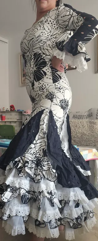 Traje de flamenca rosa y beige