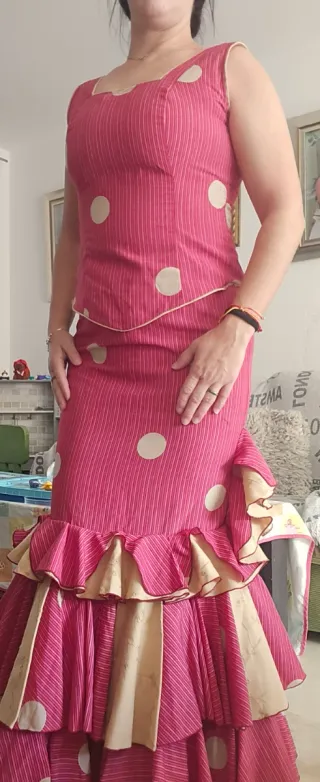 Traje de flamenca rosa y beige