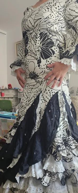 Traje de flamenca rosa y beige