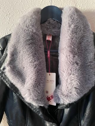 Abrigo imitación piel con cuello de pelo.