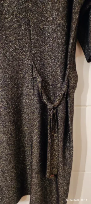 Abito dolcevita nero e oro scintillanti