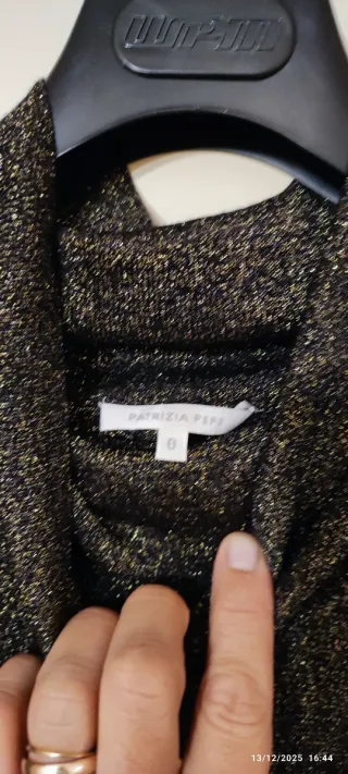 Abito dolcevita nero e oro scintillanti