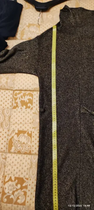 Abito dolcevita nero e oro scintillanti