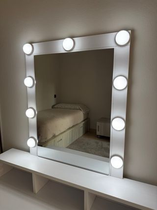 Toeletta bianca con specchio e luci