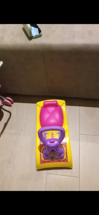 Corre pasillos bebé amarillo y rosa